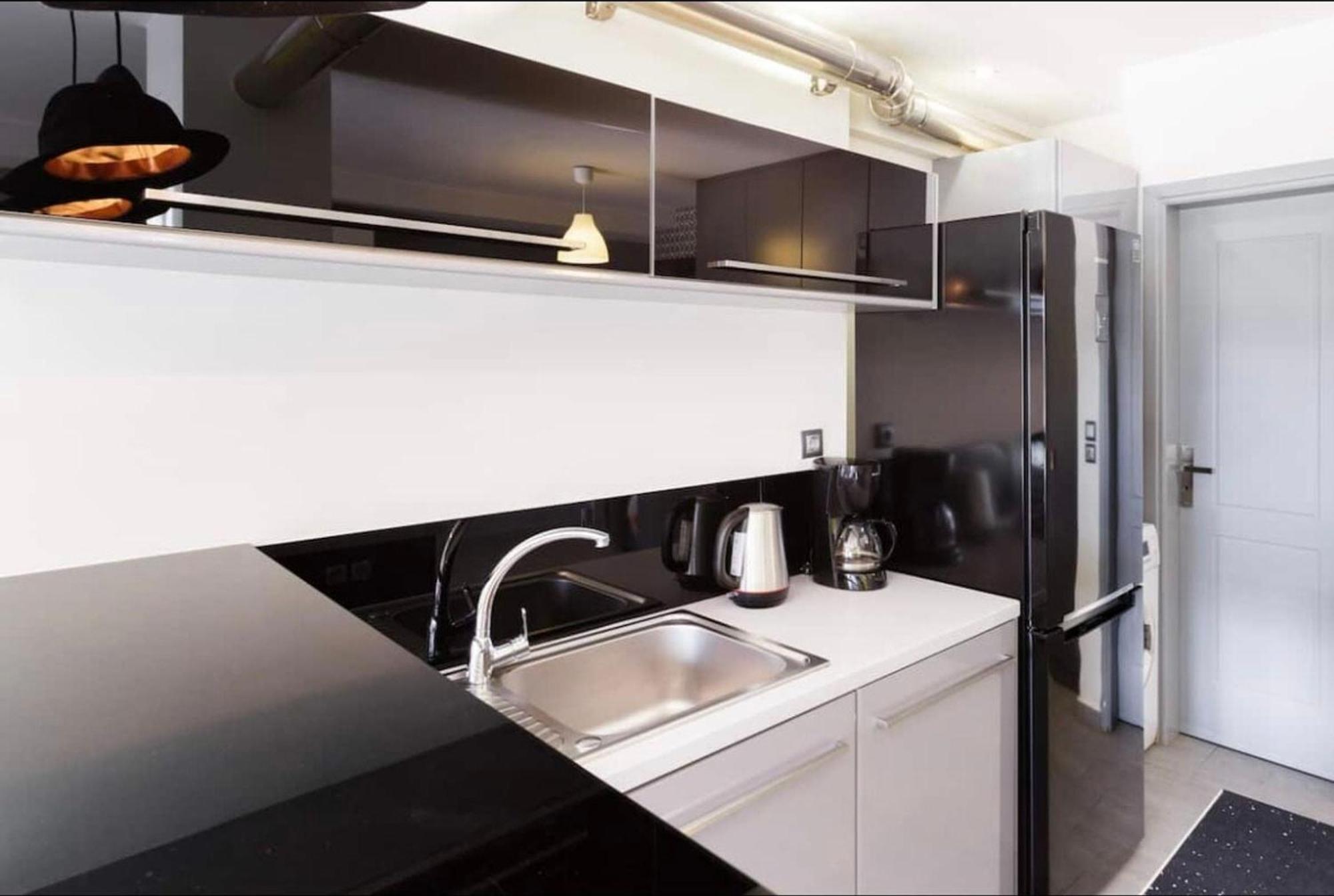 Апартаменты Stylish Boutique Loft With Private Balcony Афины Экстерьер фото